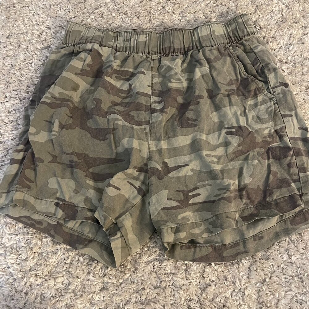 Camo Elastic Waist Shorts Social Standard Sanctuary M